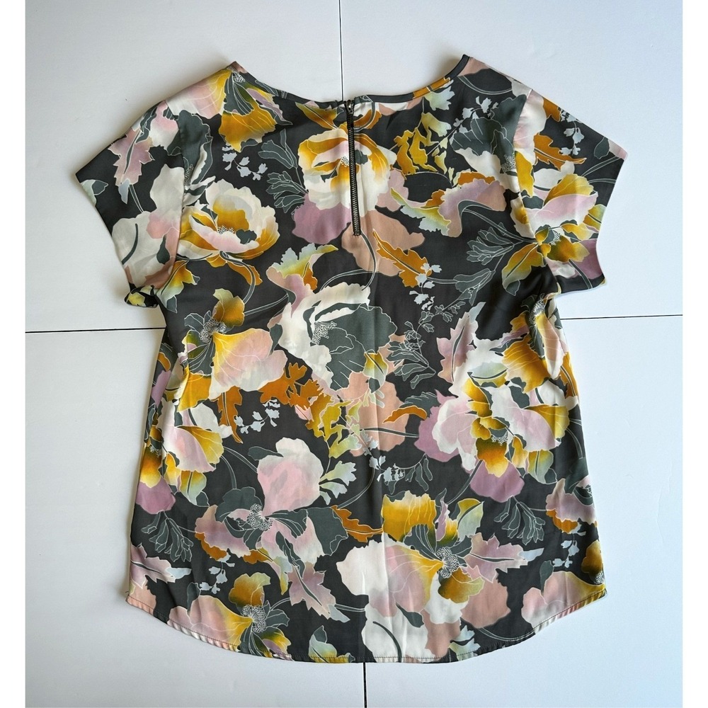 NY&Co 7th Avenue Blouse Womens Medium Floral Short Sleeve Back Zip Grey Yellow - Picture 3 of 13